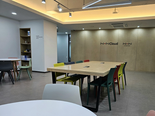 NHN클라우드 보안관제센터 내 공용 회의·휴식공간 '하이브'. 팽동현 기자